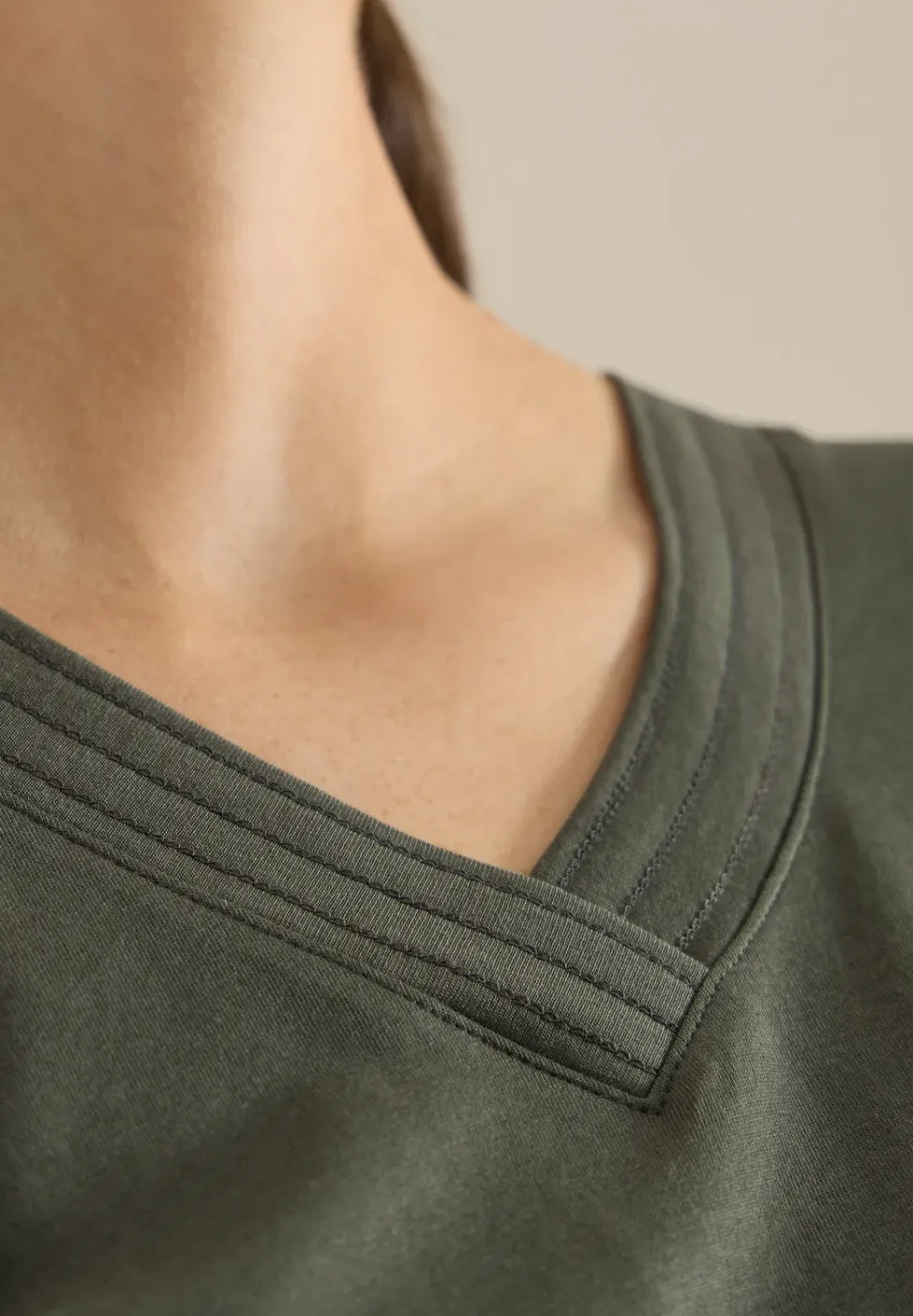 Kurzarm Shirt mit V-Neck in Unifarbe