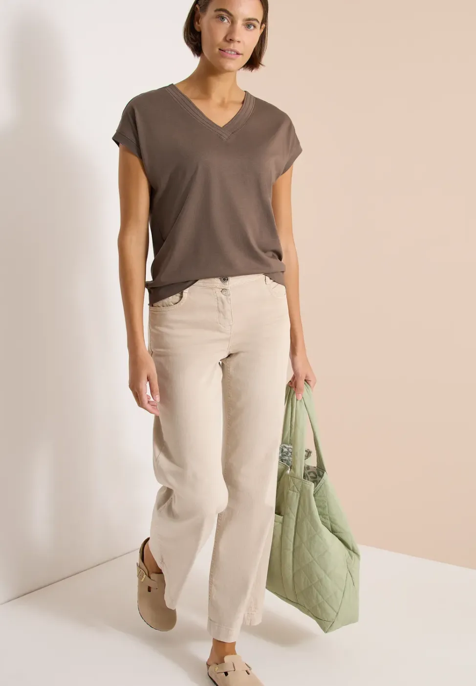 Kurzarm Shirt mit V-Neck in Unifarbe