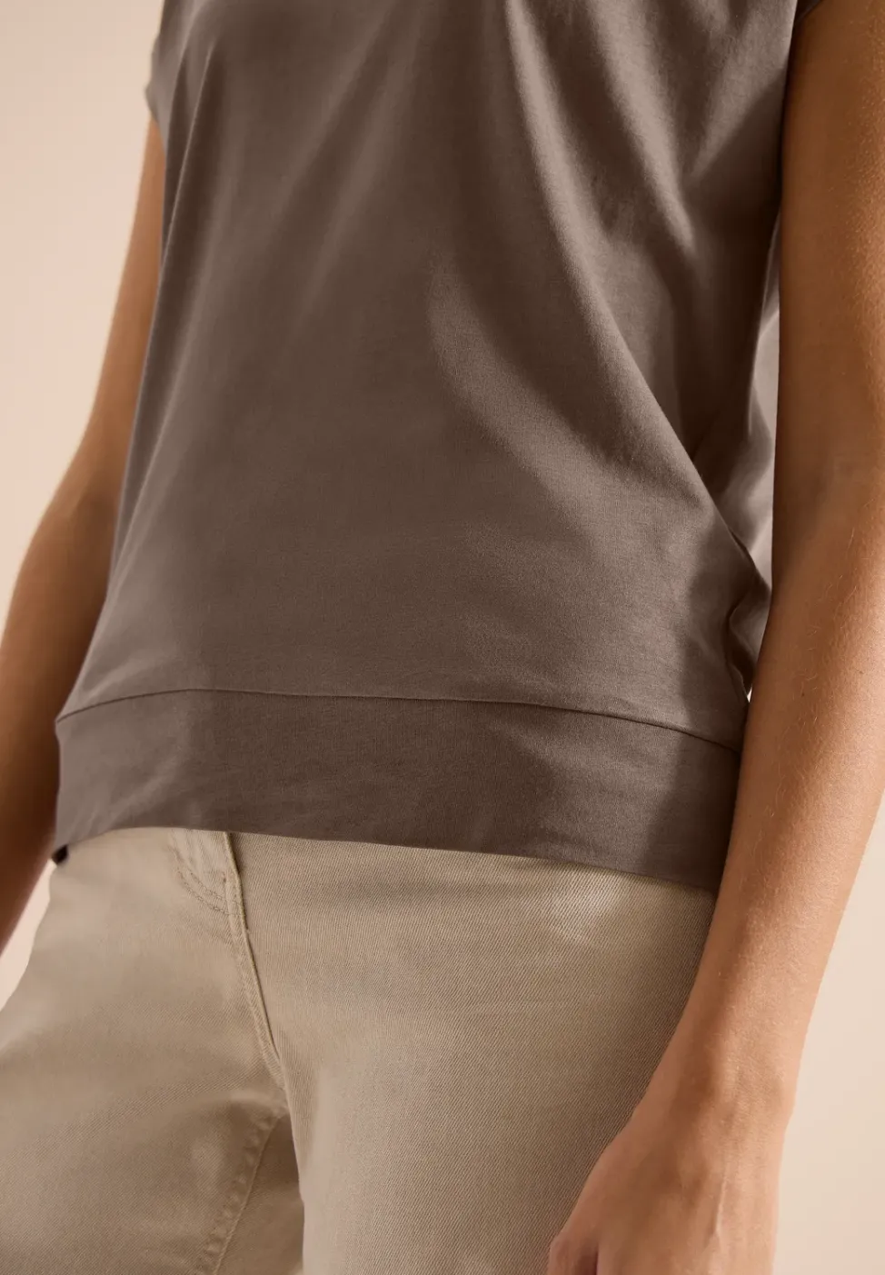 Kurzarm Shirt mit V-Neck in Unifarbe