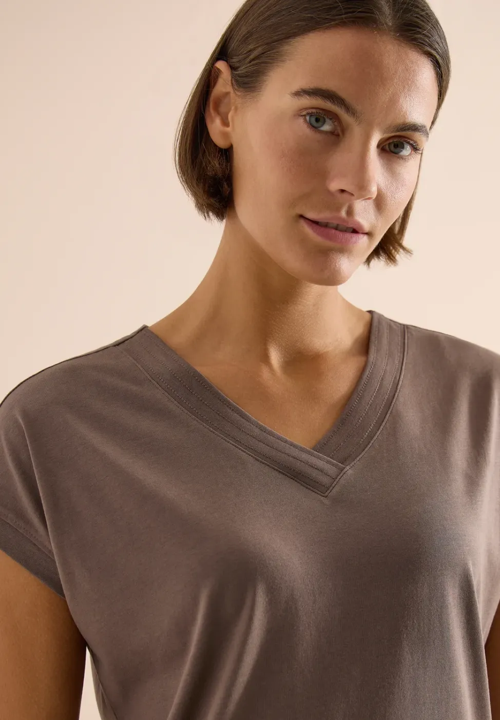 Kurzarm Shirt mit V-Neck in Unifarbe