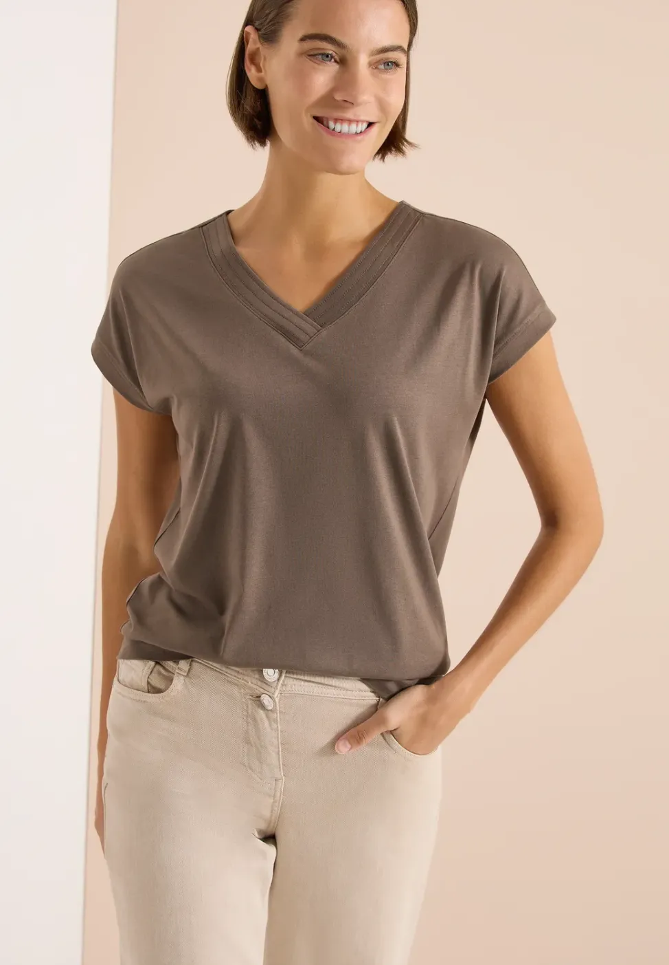 Kurzarm Shirt mit V-Neck in Unifarbe