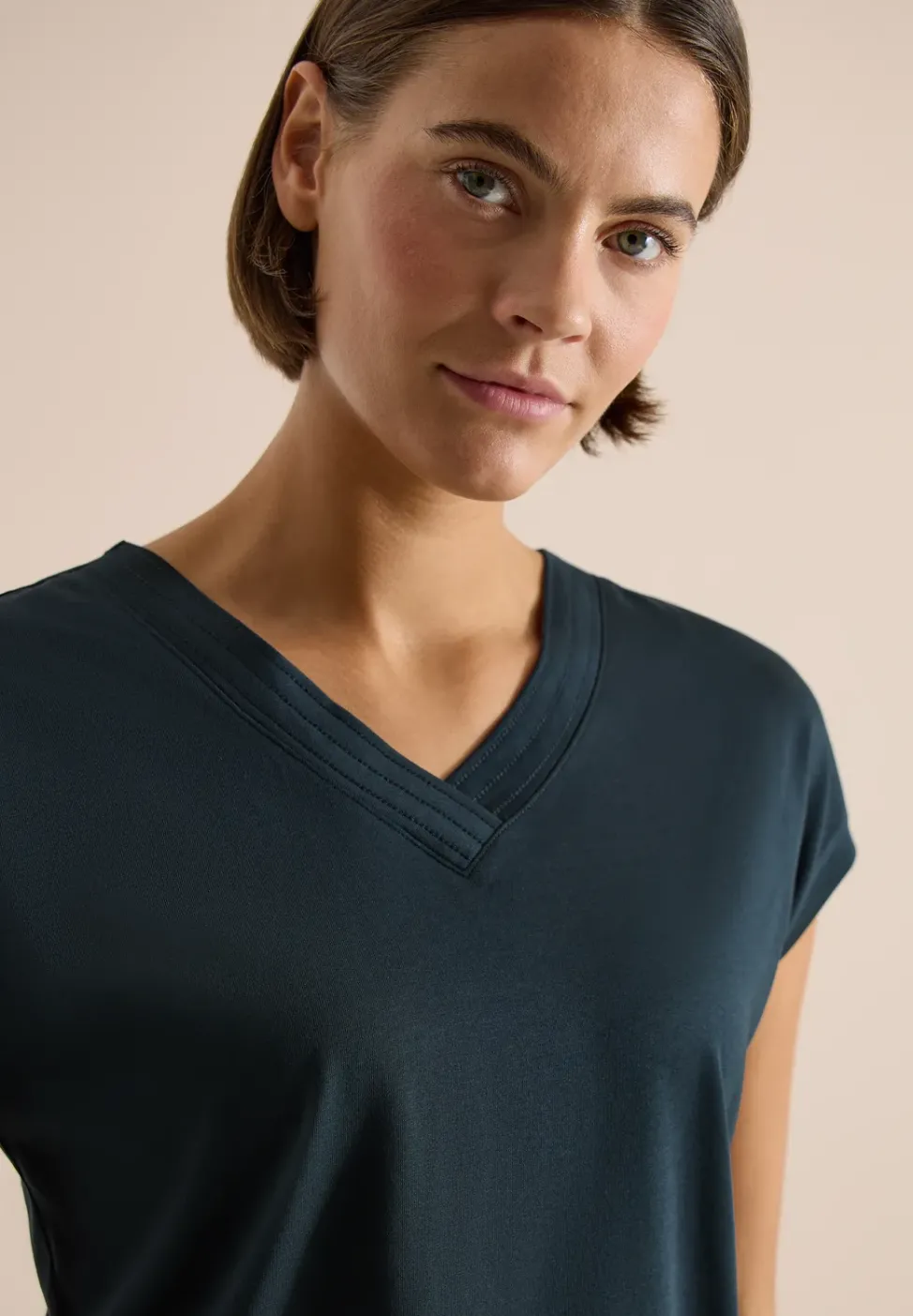 Kurzarm Shirt mit V-Neck in Unifarbe