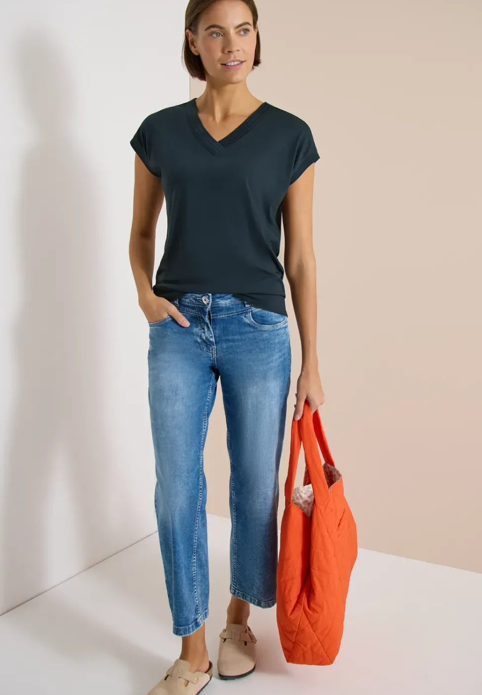 Kurzarm Shirt mit V-Neck in Unifarbe