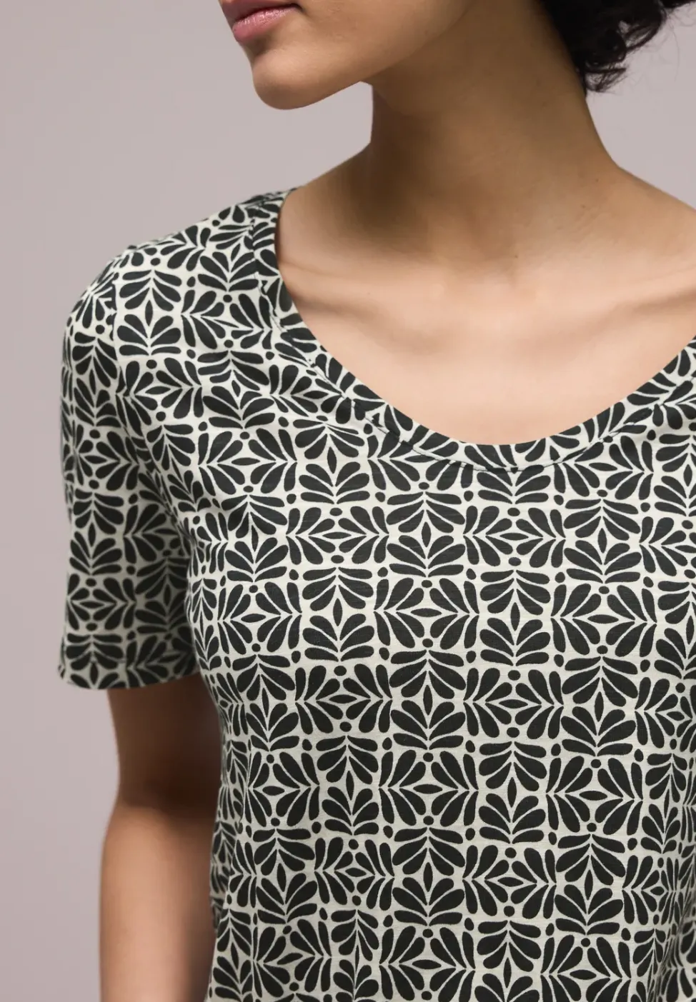 Kurzarm T-Shirt mit gerundetem V-Neck