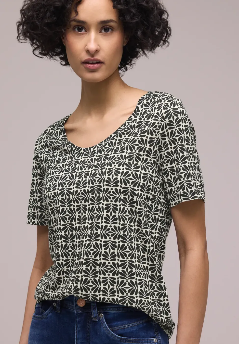 Kurzarm T-Shirt mit gerundetem V-Neck