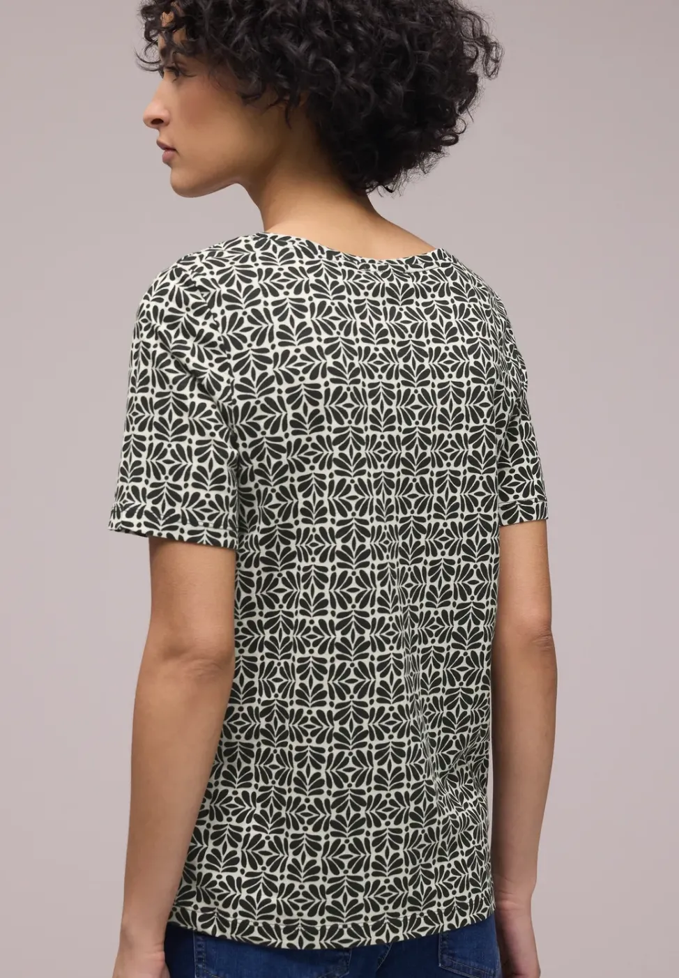 Kurzarm T-Shirt mit gerundetem V-Neck