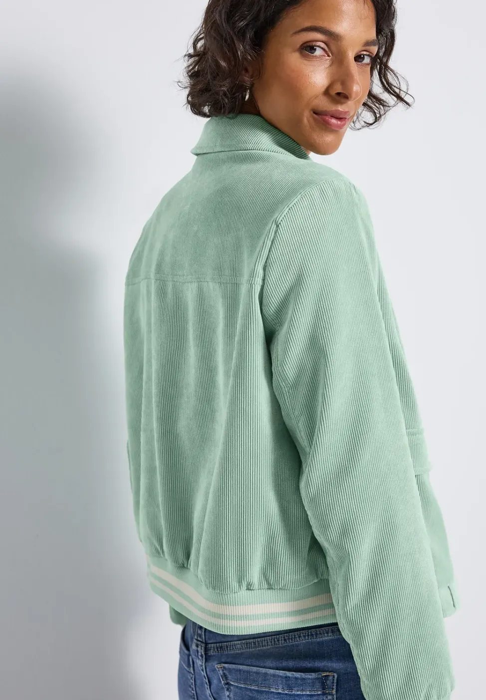 Kurze Cordjacke
