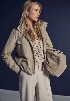 Kurze Jacke mit Stehkragen