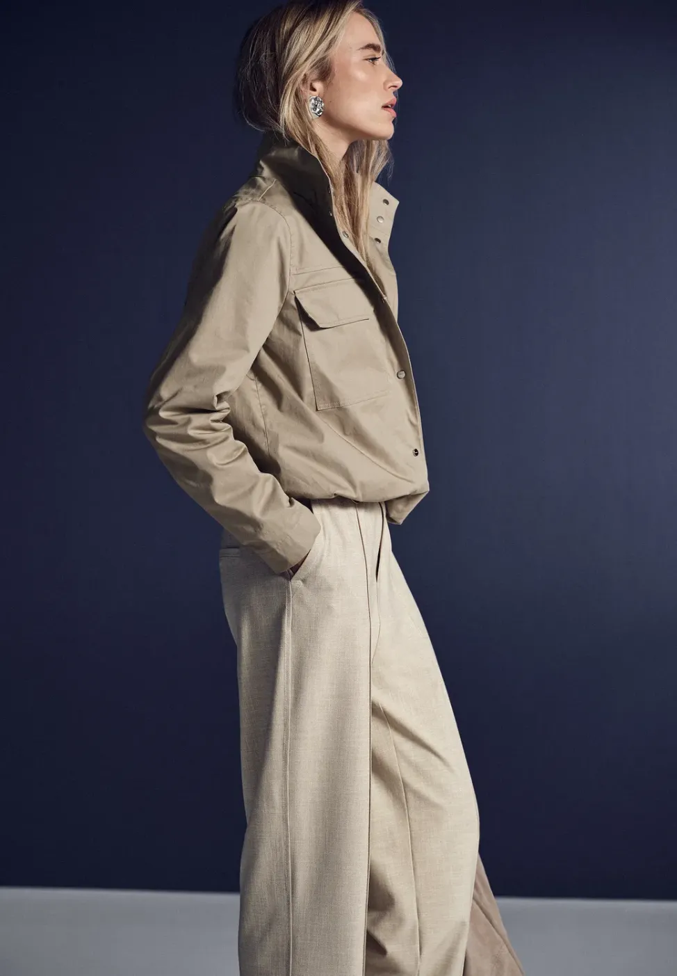 Kurze Jacke mit Stehkragen