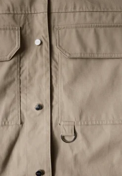 Kurze Jacke mit Stehkragen