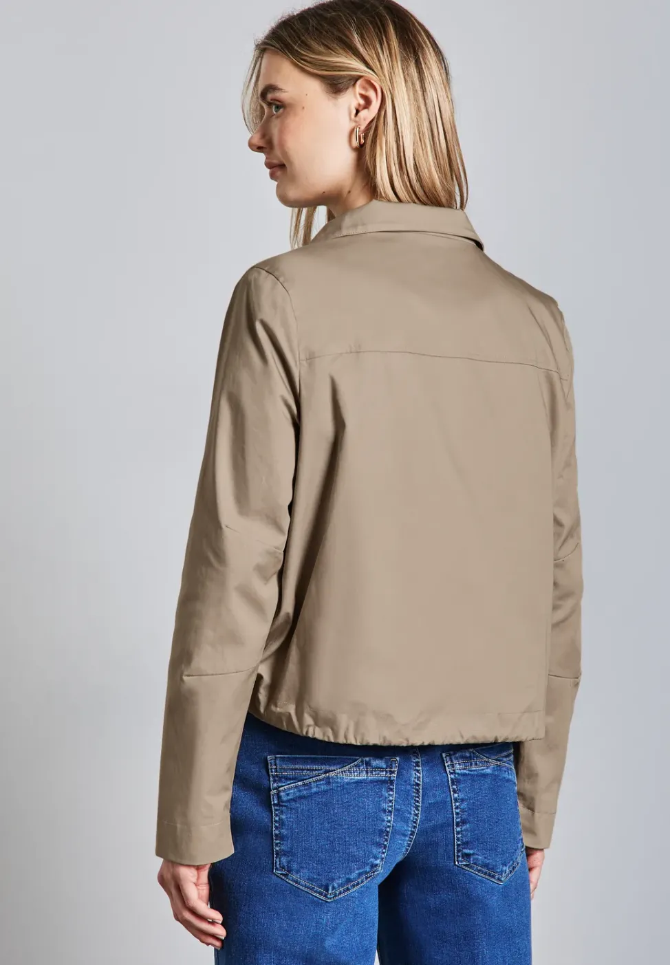 Kurze Jacke mit Stehkragen