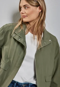 Kurze Jacke mit Stehkragen