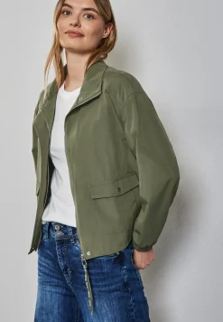 Kurze Jacke mit Stehkragen