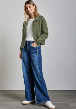Kurze Jacke mit Stehkragen