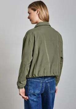 Kurze Jacke mit Stehkragen