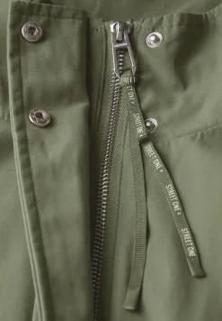 Kurze Jacke mit Stehkragen