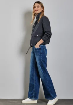 Kurze Jacke mit Stehkragen