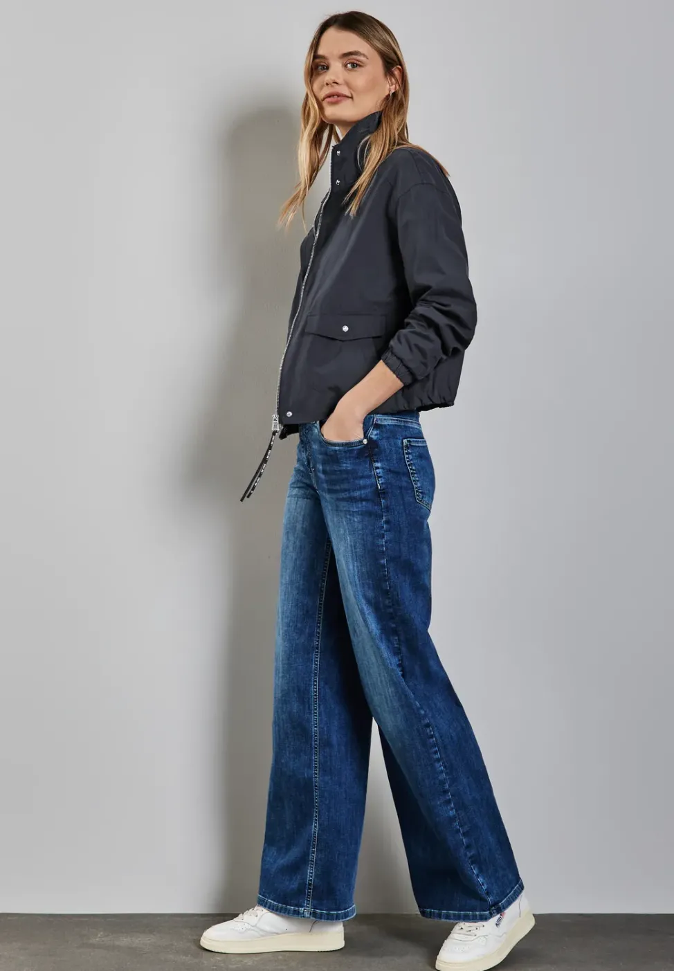 Kurze Jacke mit Stehkragen