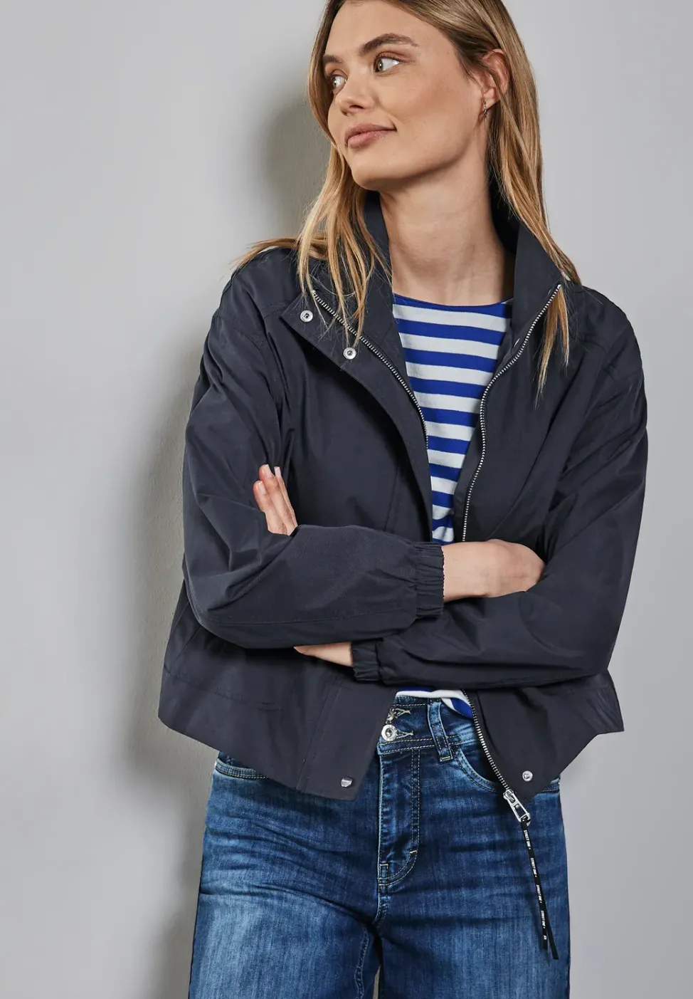 Kurze Jacke mit Stehkragen