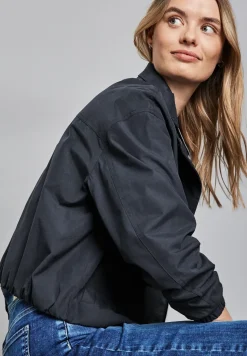 Kurze Jacke mit Stehkragen