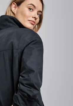 Kurze Jacke mit Stehkragen