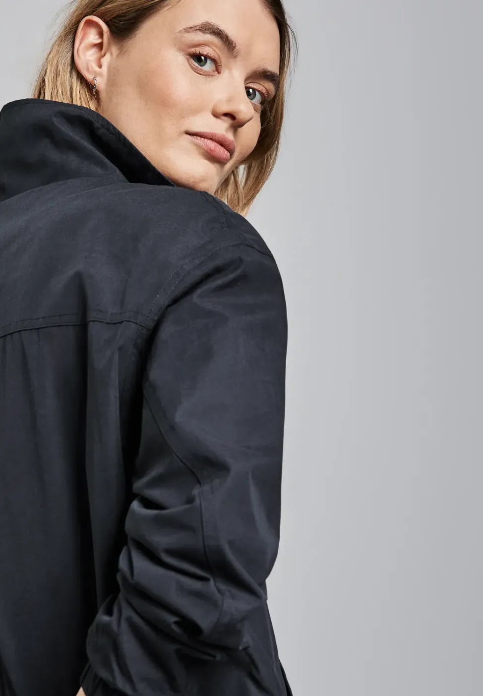 Kurze Jacke mit Stehkragen