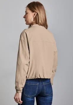 Kurze Jacke mit Stehkragen