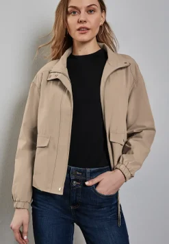 Kurze Jacke mit Stehkragen