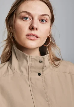 Kurze Jacke mit Stehkragen