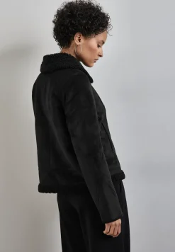 Kurze Jacke mit Teddy-Fell