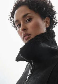Kurze Jacke mit Teddy-Fell