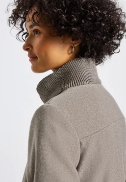 Kurzmantel mit Strickdetails
