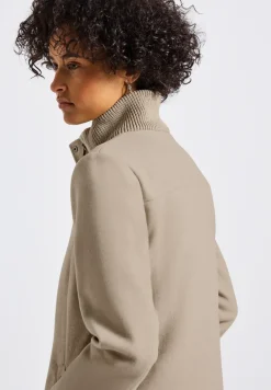 Kurzmantel mit Strickdetails