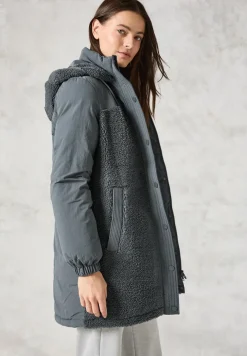 Lange Materialmix-Jacke
