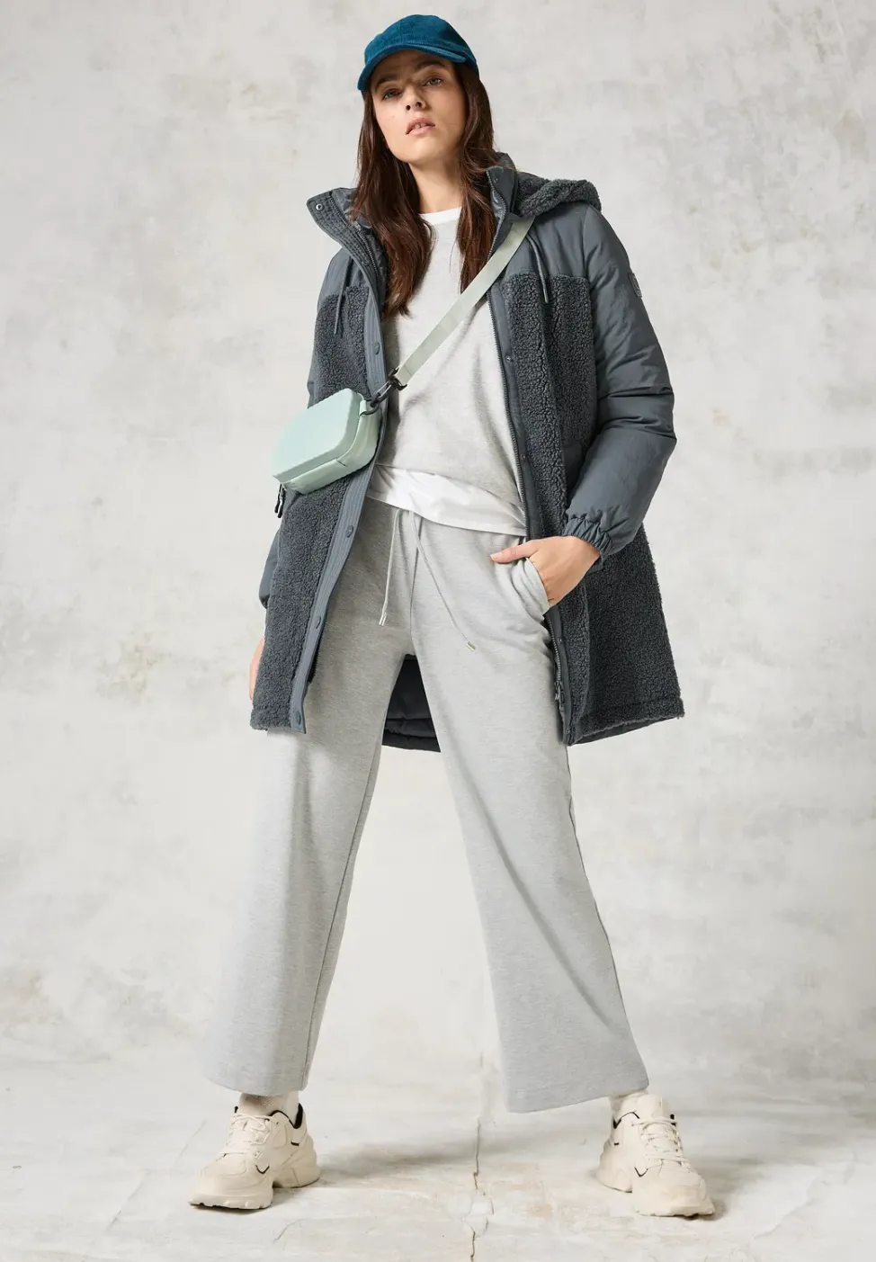 Lange Materialmix-Jacke