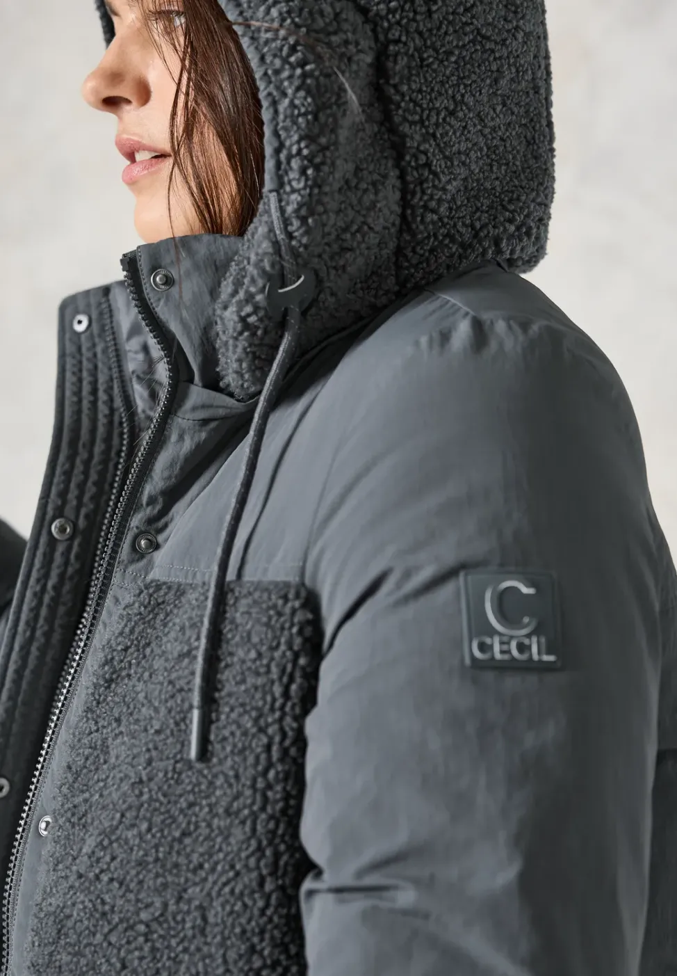 Lange Materialmix-Jacke