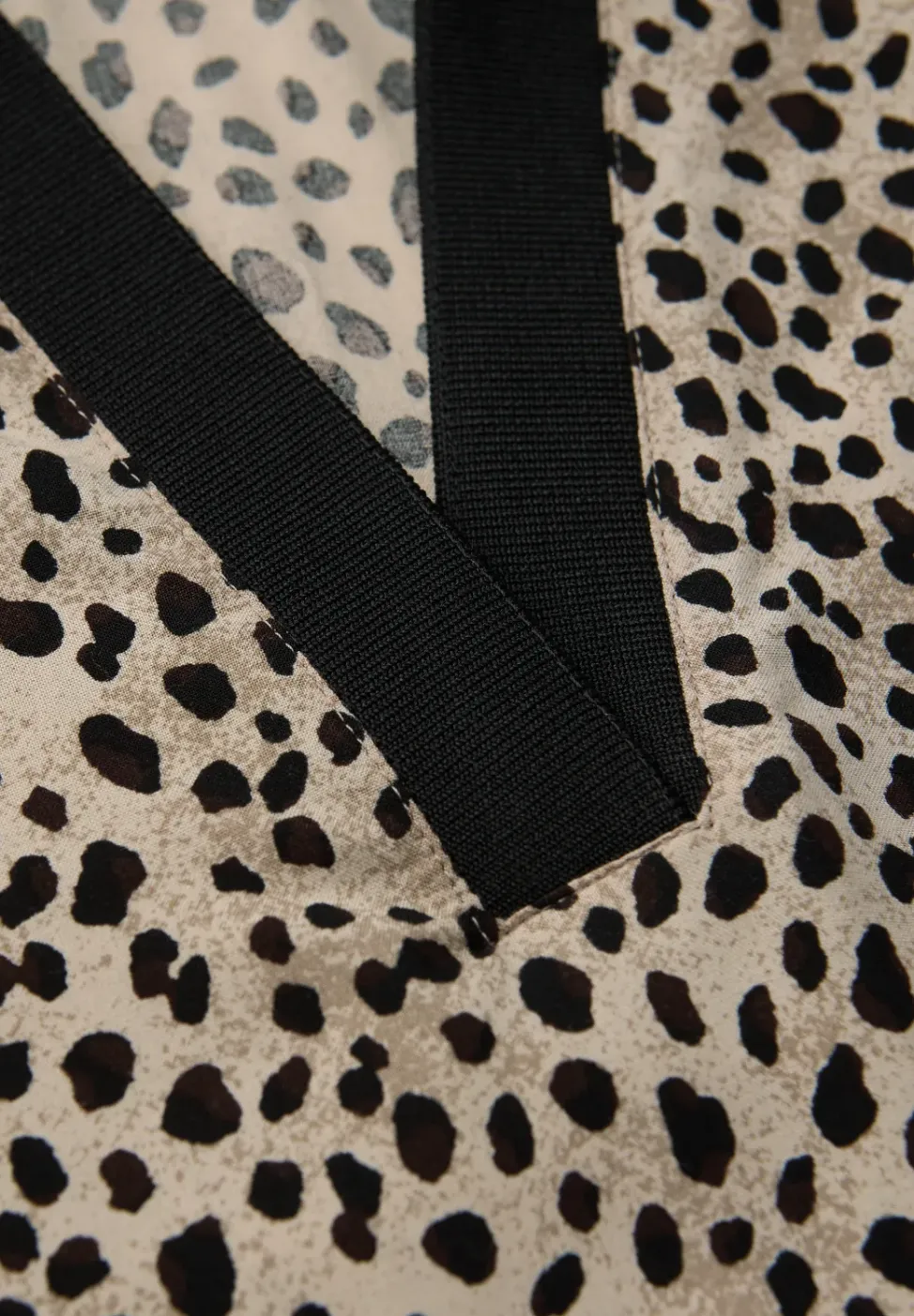 Leo Split Neck Bluse