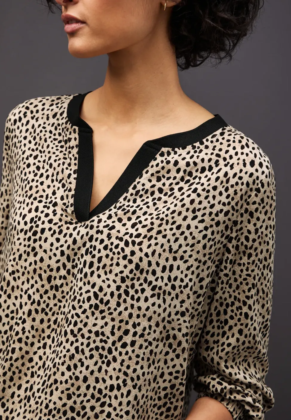 Leo Split Neck Bluse