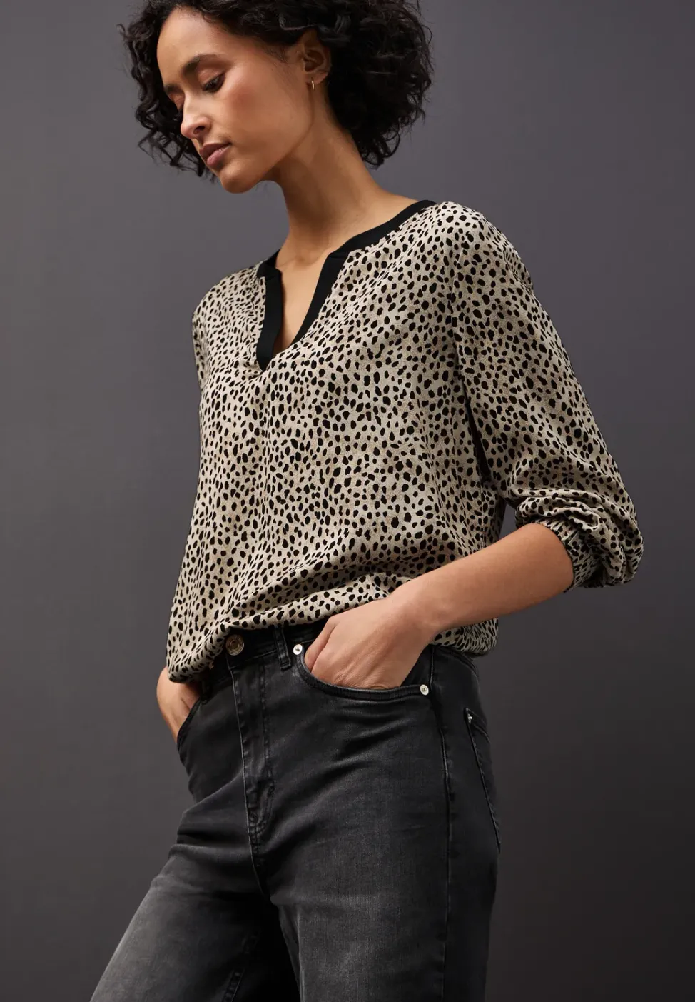 Leo Split Neck Bluse