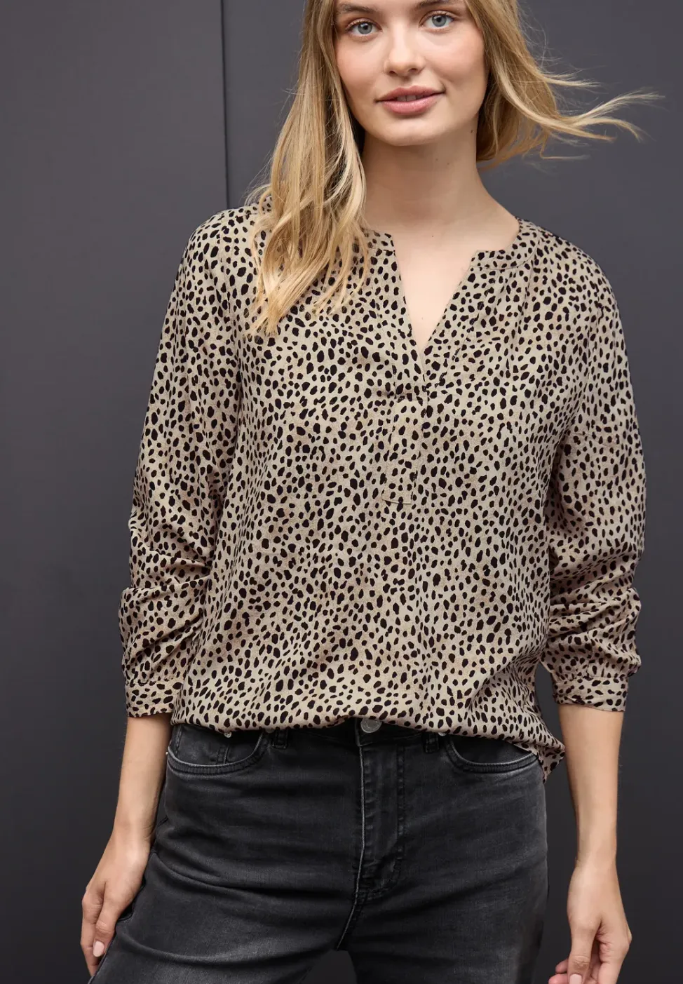 Leo Split Neck Bluse
