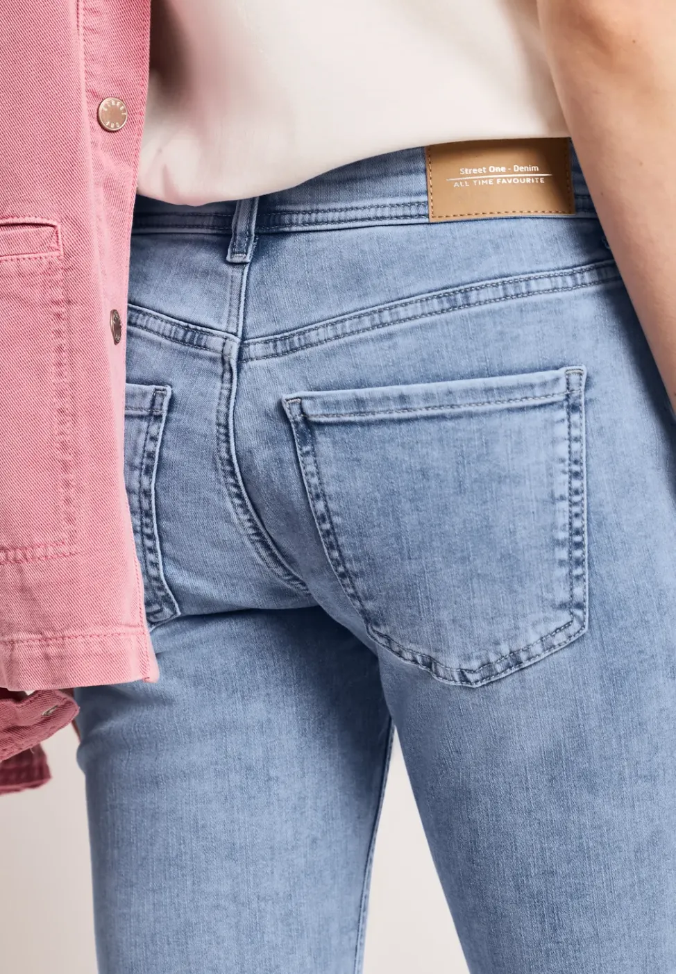 Low Waist Slim Leg Jeans im Casual Fit
