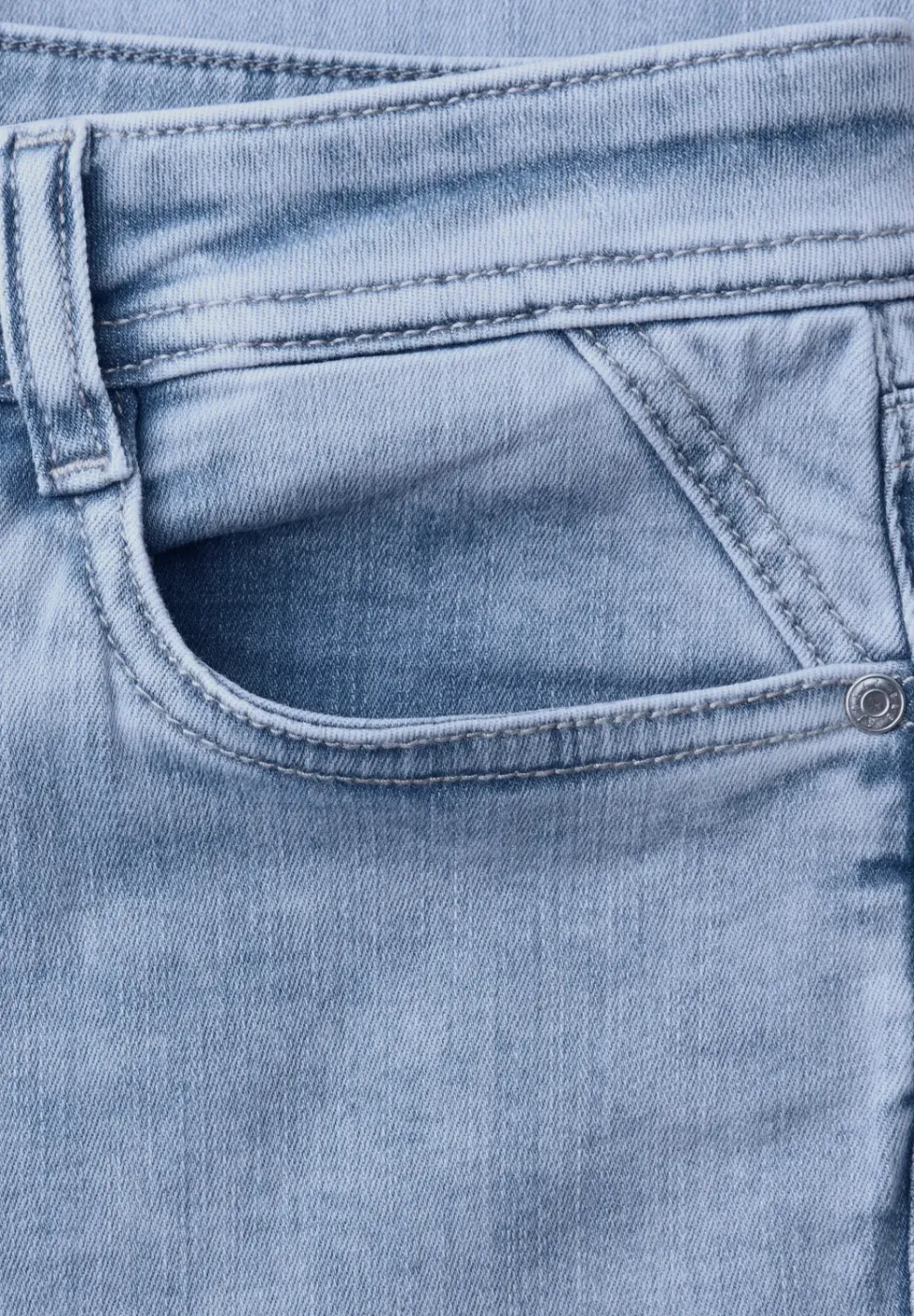 Low Waist Slim Leg Jeans im Casual Fit