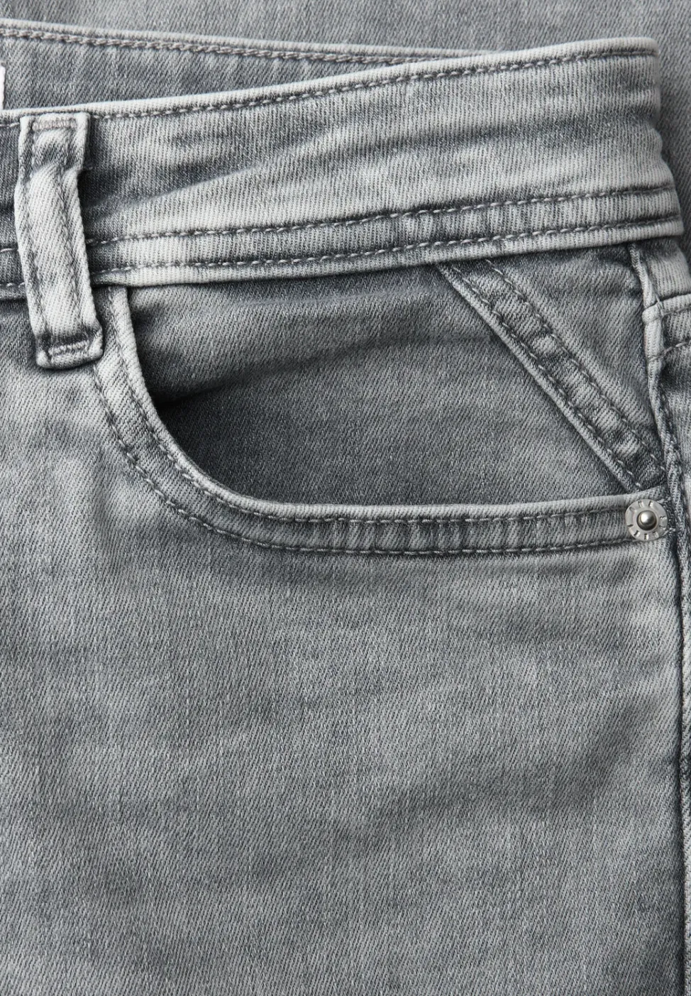 Low Waist Slim Leg Jeans im Casual Fit