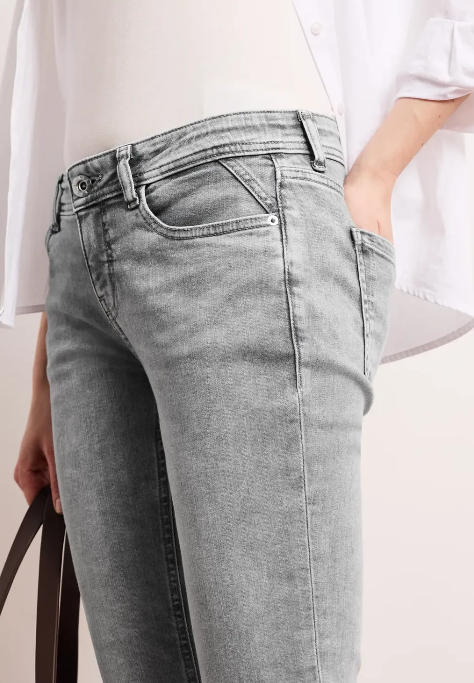 Low Waist Slim Leg Jeans im Casual Fit