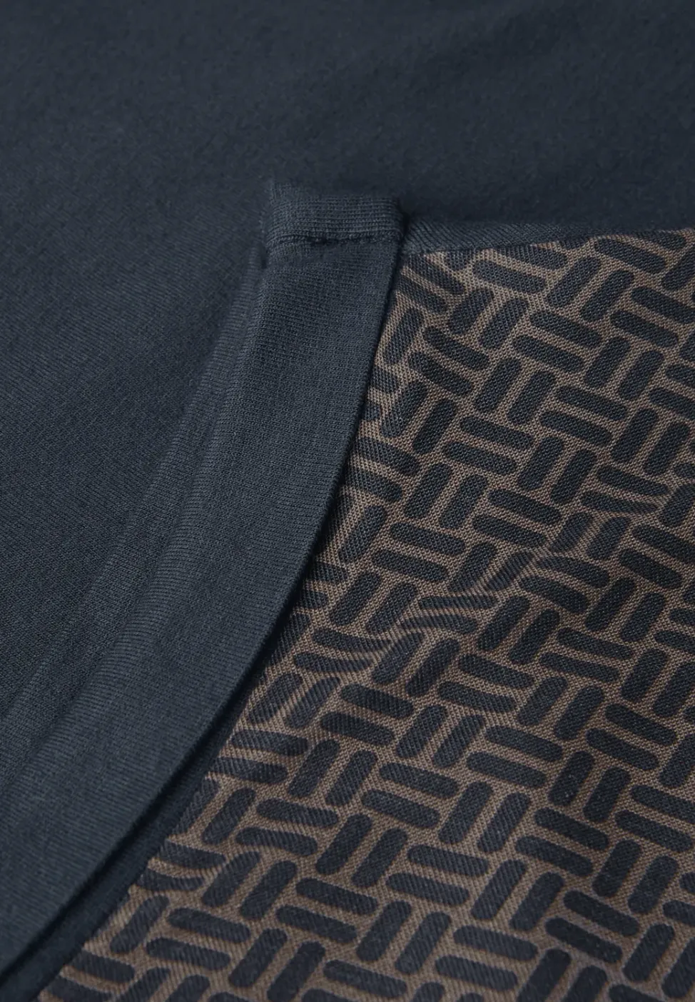 Materialmix V-Neck Shirt