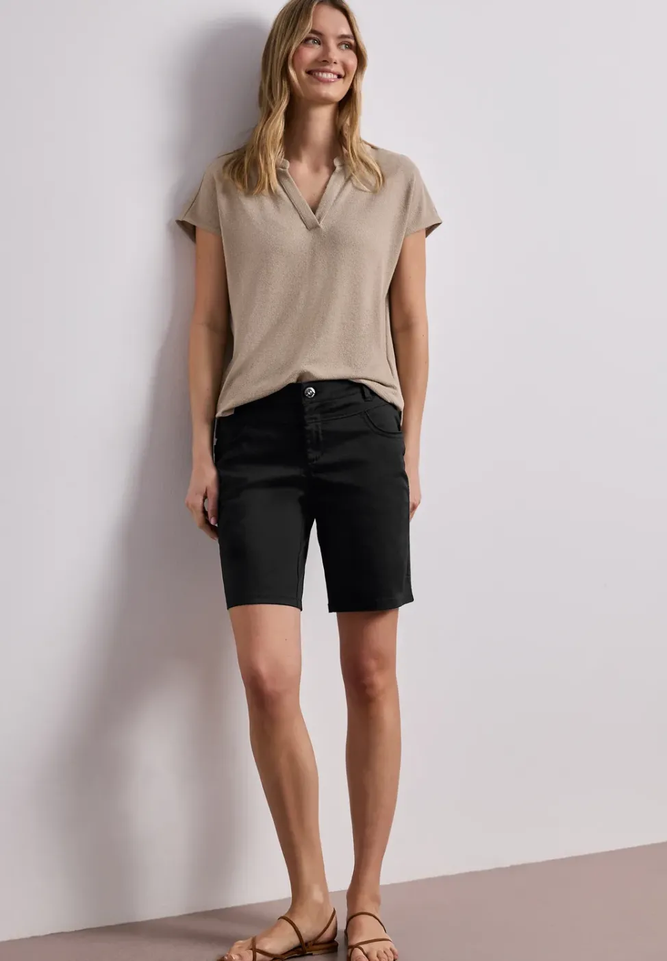 Mid Waist Bermuda in Satin-Optik