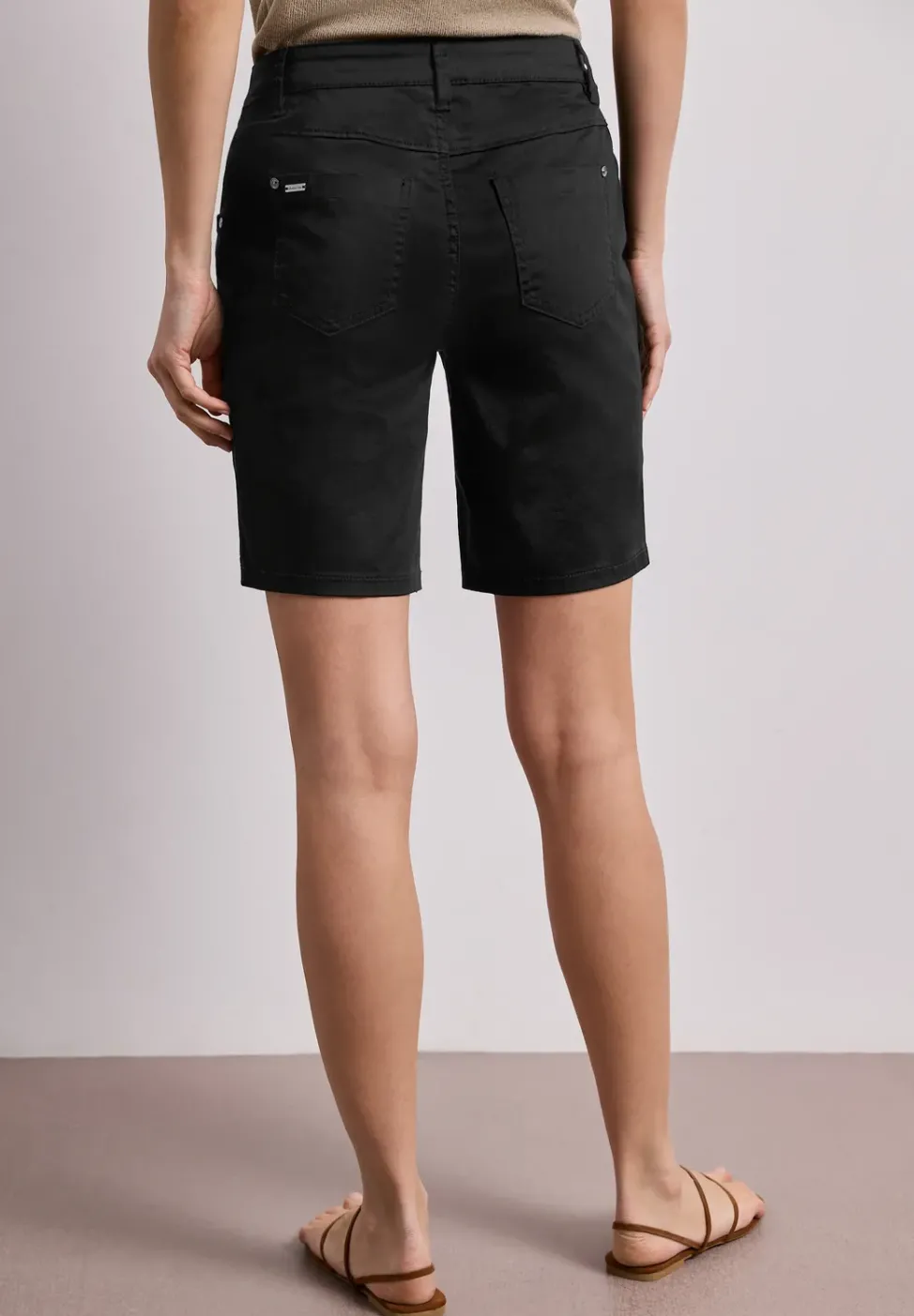 Mid Waist Bermuda in Satin-Optik