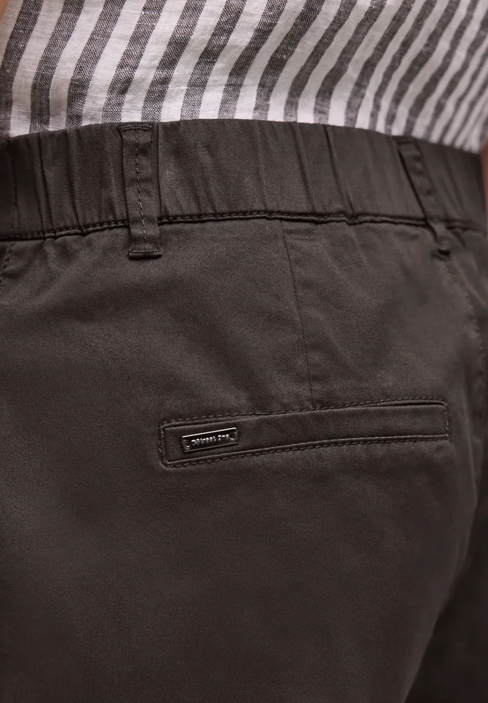 Mid Waist Chino Shorts im Casual Fit