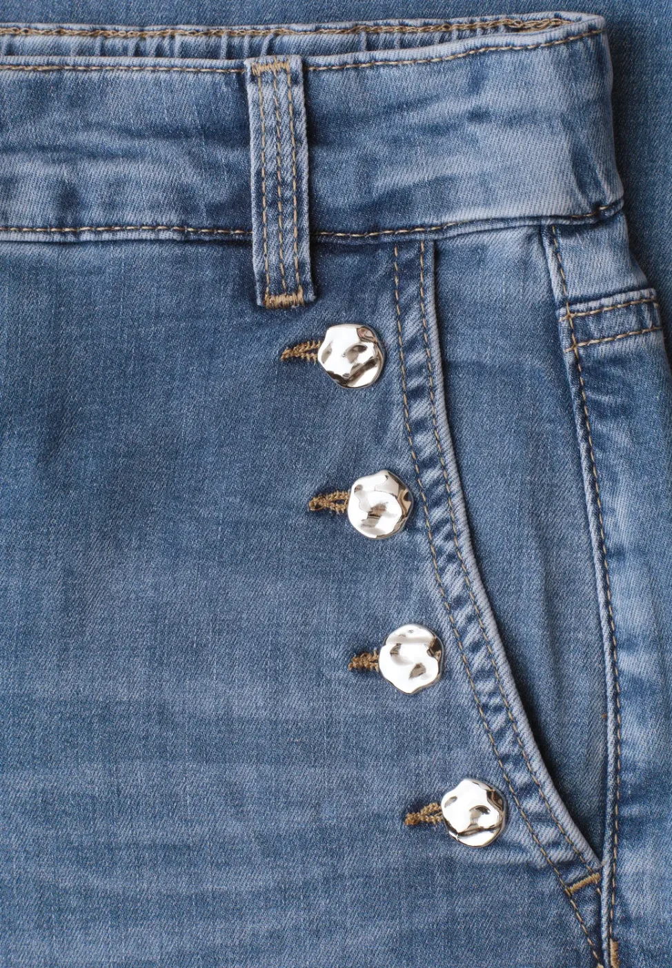 Mid Waist Jeansculotte mit Knopfdetails