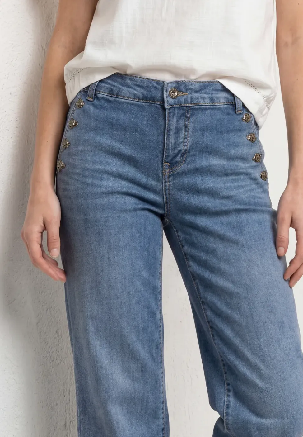 Mid Waist Jeansculotte mit Knopfdetails
